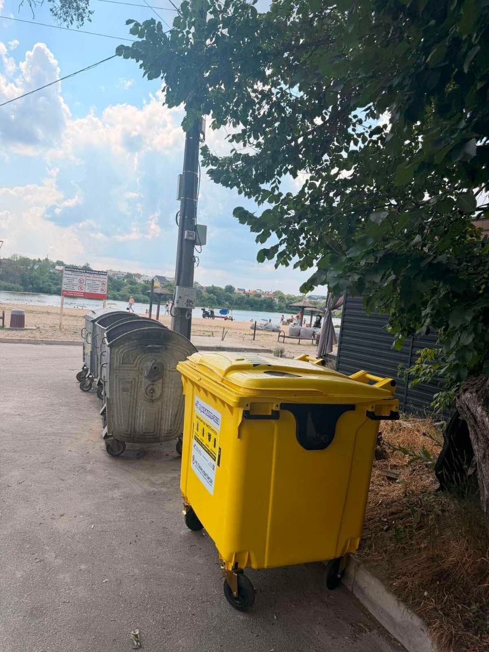 ♻️🏖️ На Центральному пляжі Білої Церкви встановили великі сміттєві контейнери