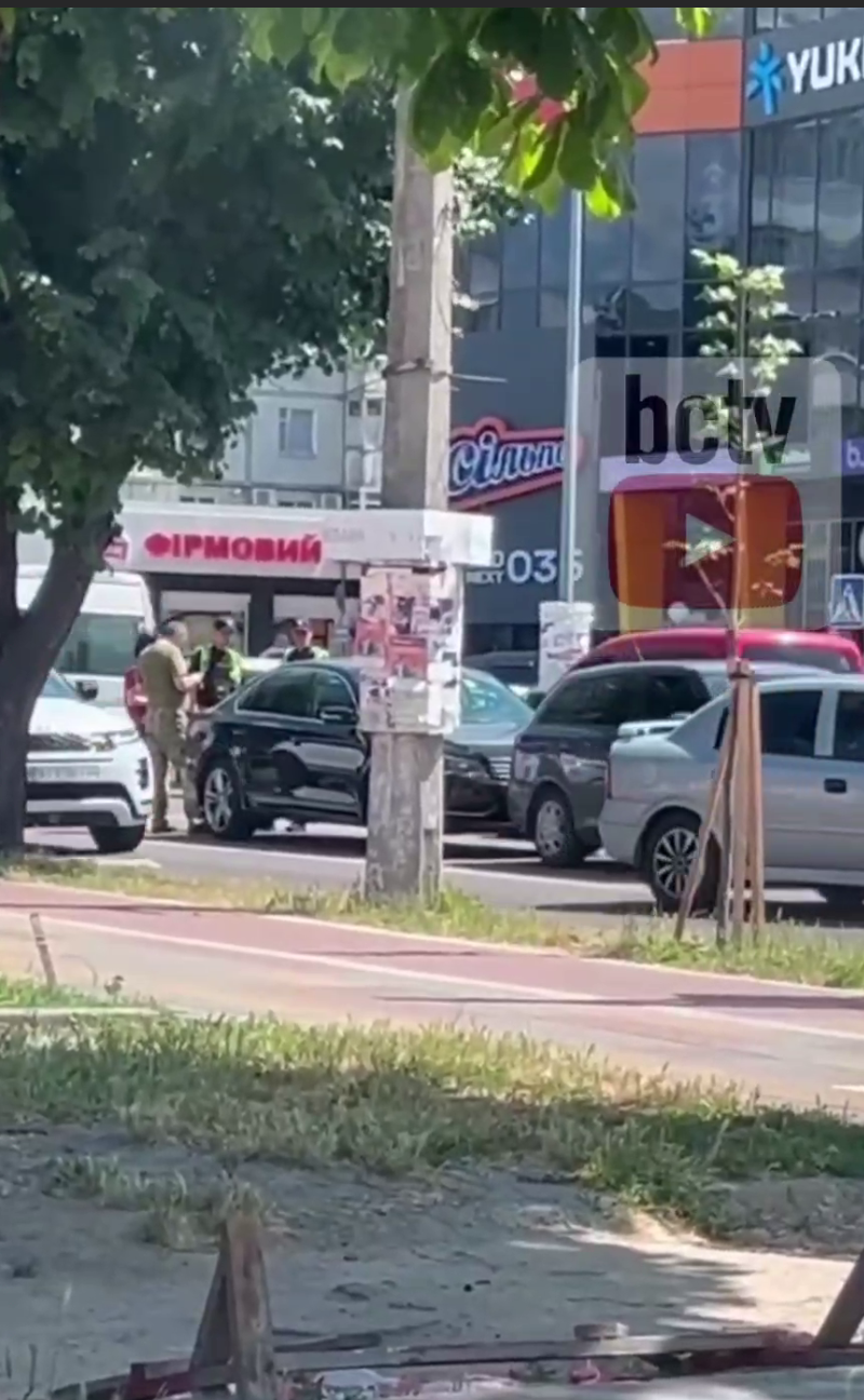 🚗🚨 ДТП біля торгового центру «Гермес» на вул. Ярослава Мудрого